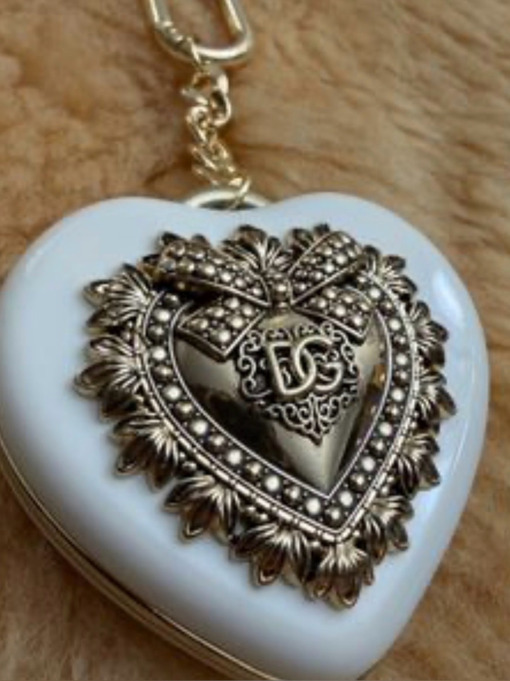 🆕💝Dolce & Gabbana - Cream Heart Compact Mirror with Gold Emblem and keychain - Picture 2 of 6